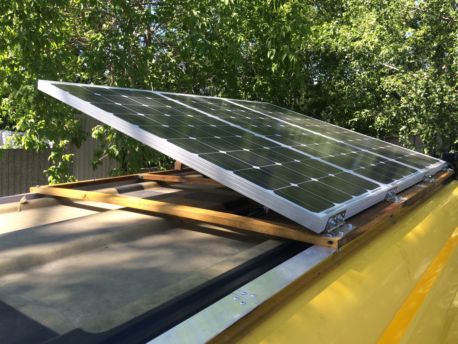 Установка солнечных панелей на земле или на крыше — что выбрать?